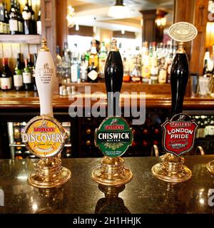 London, Großbritannien - 12. Mai 2012: Innenansicht eines öffentlichen Hauses, bekannt als Pub, für Trinken und Geselligkeit, ist der Mittelpunkt der Gemeinschaft, Pub busines Stockfoto