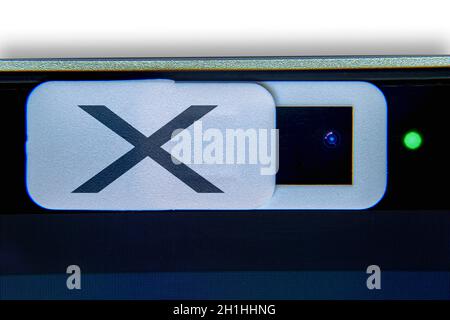 Eine weiße Kamera Privatsphärenfolie mit und X darauf. Kamera-Webcover für einen Computer. Konzept Computer Kamera hacken Privatsphäre. Stockfoto