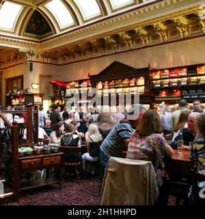 Edinburgh, Großbritannien - 24. Juli 2010: Innenansicht eines öffentlichen Hauses, bekannt als Pub, für Trinken und Geselligkeit, ist der Mittelpunkt der Gemeinschaft, Pub Bus Stockfoto