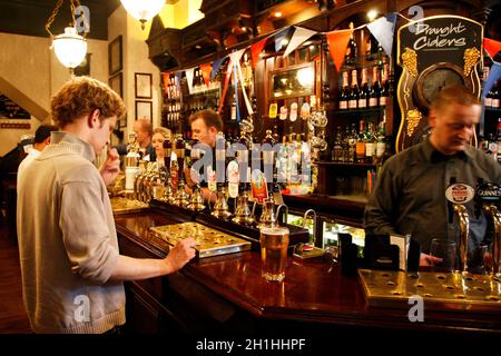 London, Großbritannien - 26. Juli 2012: Innenansicht eines öffentlichen Hauses, bekannt als Pub, für Trinken und Geselligkeit, ist der Mittelpunkt der Gemeinschaft, Pub busine Stockfoto