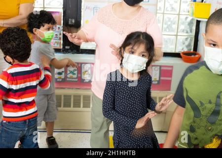 Bildung Vorschule 4-5-Jährige Musikveranstaltung Tanz und Umzug zur Musik Stockfoto