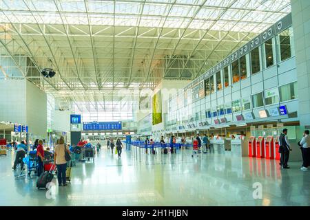 FRANKFURT, Deutschland - 29 AUGUST, 2018: die Menschen in Frankfurt am Main-Flughafen Halle. Der Flughafen Frankfurt ist der verkehrsreichste Flughafen der Passagierverkehr in Deuts Stockfoto