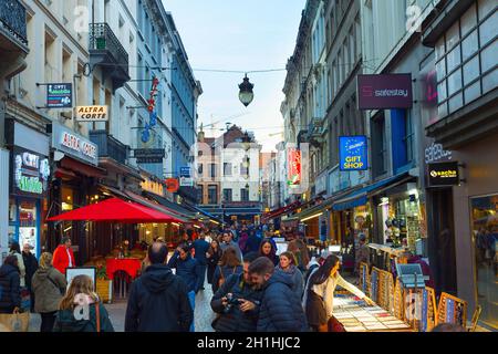 BRÜSSEL, BELGIEN - 06. OKTOBER 2019: Menschenmenge, die in der Dämmerung an der Einkaufsstraße der Altstadt von Brüssel spazieren Stockfoto