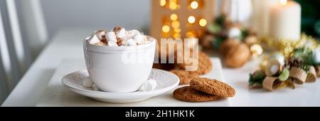 Lange Banner gemütliche Winterszene. Weihnachten Urlaub Hintergrund mit Tasse heißen Kakao marmelow Stockfoto