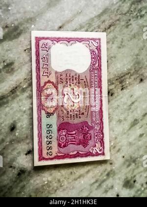 Indische alte zwei Rupien Geldnote. Die indische 2-Rupie-Note, die zweitkleinste indische Note. Es wurde 1943 eingeführt und aus dem Verkehr gezogen Stockfoto