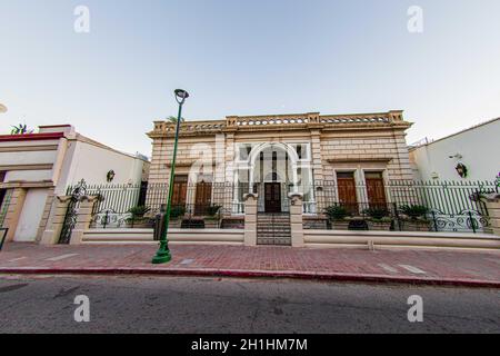 Allgemeine Ansicht von Casa Arias. Berühmte und alte Casa Arias auf Aquiles Serdán Straße im historischen Zentrum von Hermosillo, Sonora, Mexiko. Alte Architektur, INAH ...Haus Arias (Foto von Luis Gutierrez / Norte Photo) Vista General de Casa Arias. famosa y antigua Casa Arias en la calle Aquiles Serdán en el Centro histórico de Hermosillo, Sonora, Mexiko. Arquitectura antigua, INAH... (Foto von Luis Gutierrez/Norte Photo) Stockfoto