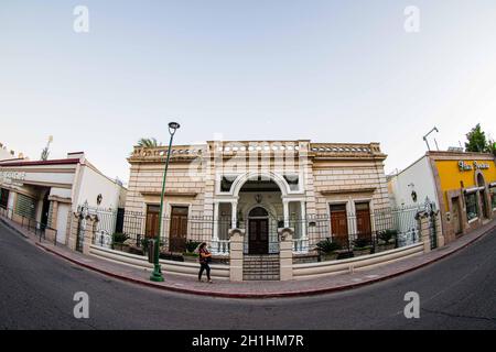 Allgemeine Ansicht von Casa Arias. Berühmte und alte Casa Arias auf Aquiles Serdán Straße im historischen Zentrum von Hermosillo, Sonora, Mexiko. Alte Architektur, INAH ...Haus Arias (Foto von Luis Gutierrez / Norte Photo) Vista General de Casa Arias. famosa y antigua Casa Arias en la calle Aquiles Serdán en el Centro histórico de Hermosillo, Sonora, Mexiko. Arquitectura antigua, INAH... (Foto von Luis Gutierrez/Norte Photo) Stockfoto