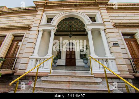 Allgemeine Ansicht von Casa Arias. Berühmte und alte Casa Arias auf Aquiles Serdán Straße im historischen Zentrum von Hermosillo, Sonora, Mexiko. Alte Architektur, INAH ...Haus Arias (Foto von Luis Gutierrez / Norte Photo) Vista General de Casa Arias. famosa y antigua Casa Arias en la calle Aquiles Serdán en el Centro histórico de Hermosillo, Sonora, Mexiko. Arquitectura antigua, INAH... (Foto von Luis Gutierrez/Norte Photo) Stockfoto