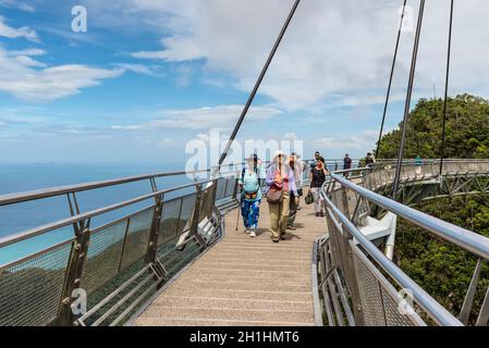 Langkawi, Malaysia - 30. November 2019: Touristen auf der Sky Bridge auf Langkawi Island, Kedah, Malaysiay. Abenteuerurlaub. Touristenattraktion von Malaysia Stockfoto