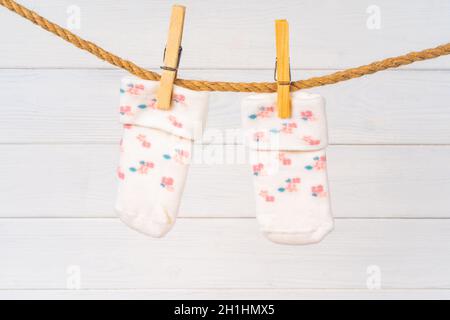 Baby Socken auf einer Wäscheleine. Waschen von Babykleidung Stockfoto