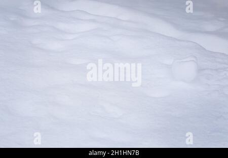 Schneedecke mit Textur von Schneeflocken und Eiskristallen. Hintergrundbild, close-up. Stockfoto