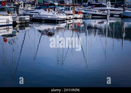 Fischerboote und Vergnügungsboote im Hafen Le Treport. Reflektiert auf dem Wasser Stockfoto
