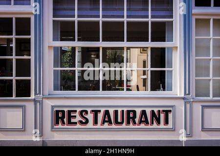 Restaurantfassade in Frankreich. Restaurant-Text in Großbuchstaben. Word Restaurant Stockfoto