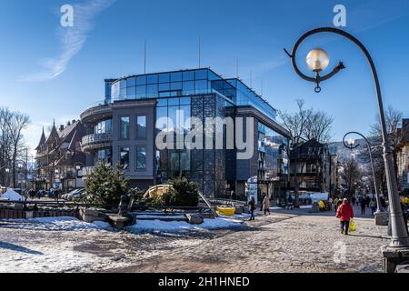 Zakopane, Polen, März 2019 berühmte Krupowki Promenade, Haupteinkaufsviertel in Zakopane. Winterzeit. Zakopane wird als Winterhauptstadt Polens bezeichnet Stockfoto