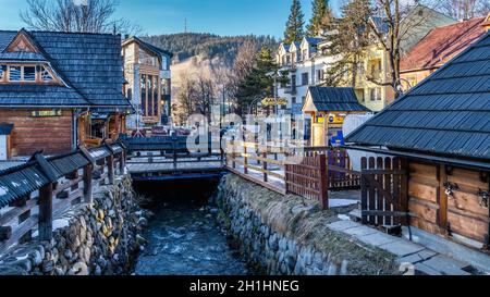 Zakopane, Polen, März 2019 berühmte Krupowki Promenade, Haupteinkaufsviertel in Zakopane. Winterzeit. Zakopane wird als Winterhauptstadt Polens bezeichnet Stockfoto