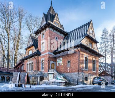 Zakopane, Polen, März 2019 Alter Bahnhof an der Krupowki Promenade, Haupteinkaufsstraße. Zakopane wird als Winterhauptstadt Polens bezeichnet Stockfoto