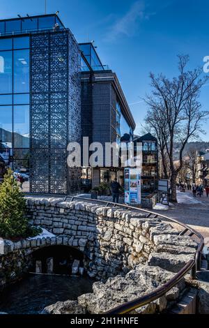 Zakopane, Polen, März 2019 berühmte Krupowki Promenade, Haupteinkaufsviertel in Zakopane. Winterzeit. Zakopane wird als Winterhauptstadt Polens bezeichnet Stockfoto