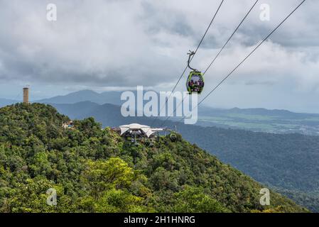 Langkawi, Malaysia - 30. November 2019: Die Langkawi Seilbahn, auch bekannt als Langkawi SkyCab, ist eine der Hauptattraktionen auf Langkawi Island, KED Stockfoto