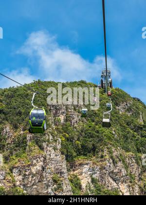 Langkawi, Malaysia - 30. November 2019: Die Langkawi Seilbahn, auch bekannt als Langkawi SkyCab, ist eine der Hauptattraktionen auf Langkawi Island, KED Stockfoto