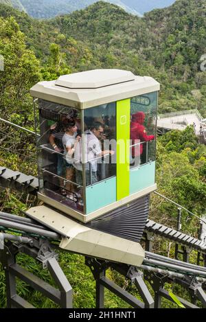 Langkawi, Malaysia - 30. November 2019: Langkawi Seilbahn Sky Glide, auch bekannt als Langkawi SkyCab Skyglide, ist eine der Hauptattraktionen in Langk Stockfoto