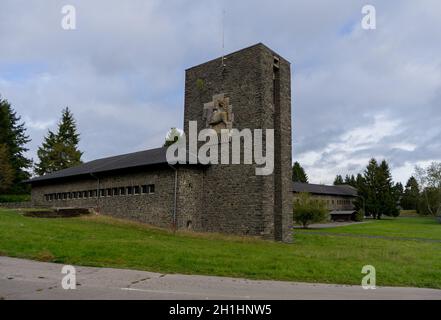 Alte Kaserne namens Vogelsang in der Eifel im Herbst Stockfoto