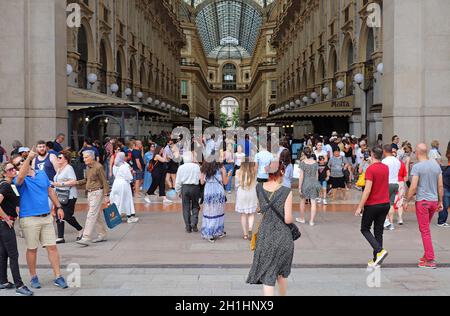 Mailand, Italien - 15. Juni 2019: Große Touristenmassen, die in die Galleria Vittorio Emanuele II in Mailand gehen. Die Galerie ist ein altes Gebäude berühmten Laden Stockfoto