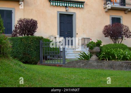 Ein perfekter italienischer Gartenstil in einem herrschaftlichen Haus. Hochwertige Fotos Stockfoto