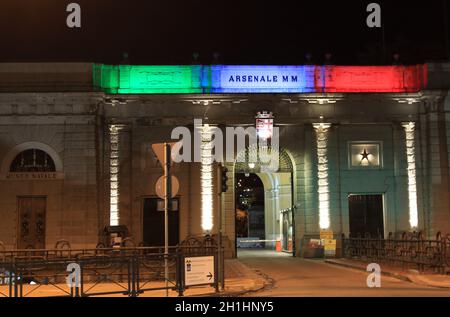 LaSPEZIA, Italien - Sommer 2020: Fassade des LaSPEZIA Marinemuseums mit Nachtbeleuchtung. Hochwertige Fotos Stockfoto