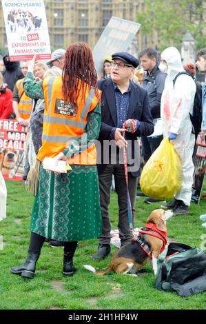 London, Großbritannien. Oktober 2021. Protest gegen die Befreiung von MBR-Beagles auf dem Parliament Square, zeitgleich mit der Würdigung von Sir David Amess, der Tiere liebte. Kredit: JOHNNY ARMSTEAD/Alamy Live Nachrichten Stockfoto