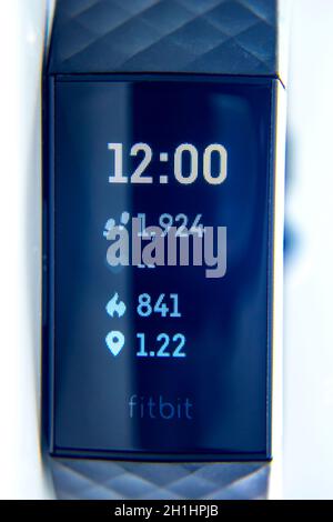 Calgary, Alberta, Kanada. September 23 2020. Ein Fitbit Charge 3 auf weißem Hintergrund. Stockfoto