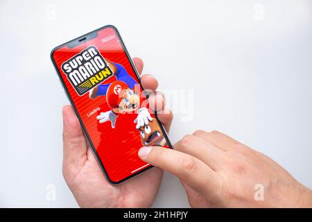Calgary, Alberta, Kanada. September 23 2020. Eine Person im Begriff, Nintendo Super Mario laufen auf einem iPhone 11 Pro Max spielen. Stockfoto