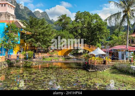 Langkawi, Malaysia - 30. November 2019: Fußgängerbrücken im Oriental Village in Teluk Burau bieten Zugang zu Langkawis berühmtestes Touristenattraktion Stockfoto