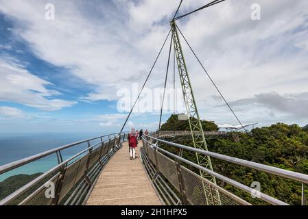 Langkawi, Malaysia - 30. November 2019: Touristen auf der Sky Bridge auf Langkawi Island, Kedah, Malaysiay. Abenteuerurlaub. Touristenattraktion von Malaysia Stockfoto