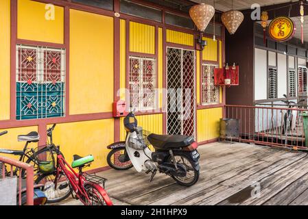 George Town, Penang, Malaysia - 1. Dezember 2019: Fahrrad und Fahrräder auf dem hölzernen Bürgersteig des berühmten lokalen Fischerdorfes Clan Lee Jetty in George To Stockfoto