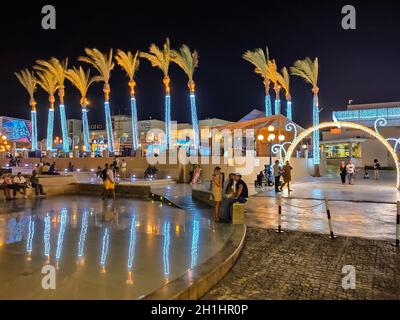 Sharm El Sheikh, Ägypten - 13. September 2020: SOHO Square. Leuchtende Palmen am Eingang von Soho, Ägypten, in Sharm El Sheikh. SOHO Squire in Sharm Stockfoto