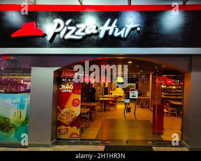 Sharm El Sheikh, Ägypten - 13. September 2020: Unbekannte besuchen abends Pizza Hut im beliebten Einkaufs- und Unterhaltungsviertel der Naama Bay Stockfoto