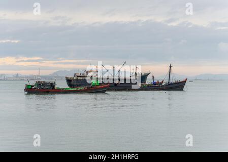 George Town, Penang, Malaysia - 1. Dezember 2019: Hafenansicht mit verankerten Schiffen von einem der Clan-Anlegestellen im historischen George Town, Penang, M Stockfoto