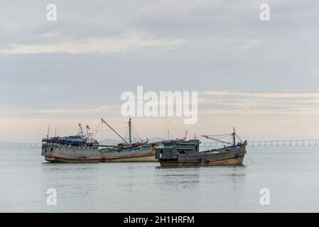 George Town, Penang, Malaysia - 1. Dezember 2019: Hafenansicht mit verankerten Schiffen von einem der Clan-Anlegestellen im historischen George Town, Penang, M Stockfoto