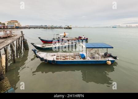 George Town, Penang, Malaysia - 1. Dezember 2019: Hafenansicht mit festgeschobten Booten von einem der Clan-Anlegestellen im historischen George Town, Penang, Malaysia Stockfoto