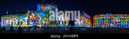 BERLIN - 15. SEPTEMBER 2020: Bebelplatz, Staatsoper (links), St. Hedwigs Dom, Hotel de Rome (Mitte) in farbigen Illuminationen. Panoramablick. Stockfoto