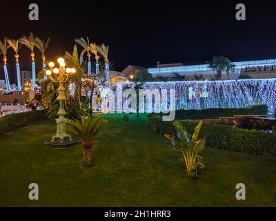 Sharm El Sheikh, Ägypten - 13. September 2020: SOHO Square. Leuchtende Palmen am Eingang von Soho, Ägypten, in Sharm El Sheikh. SOHO Squire in Sharm Stockfoto