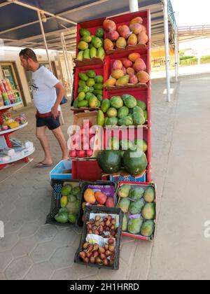 Sharm El Sheikh, Ägypten - 15. September 2020: Die appetitliche Vitrine des Obstladens mit vielen Kisten mit Mango, Feigen, Wassermelonen, Granatäpfeln Stockfoto