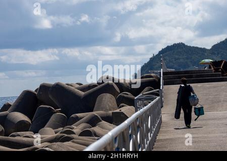 Schöner Blick auf den Strand mit künstlichen Dreieckssteinen. Stockfoto