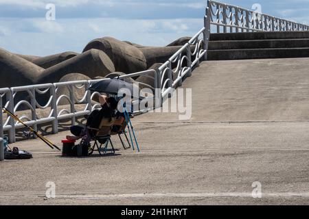 Schöner Blick auf den Strand mit künstlichen Dreieckssteinen. Stockfoto