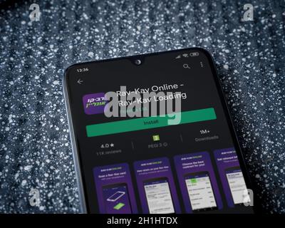 LOD, Israel - 8. Juli 2020: RAV Kav Online App Play Store Seite auf dem Display eines schwarzen mobilen Smartphones auf einem metallischen Hintergrund. Nahaufnahme von oben Stockfoto
