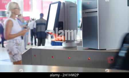 Eingang mit E-Pass. Medien. Automatischer Kontrollpunkt mit kontaktlosem Zugriff. Drehkreuz mit Kartenleser. Elektronischer Kontrollpunkt. Zutrittskontrollsystem. Stockfoto