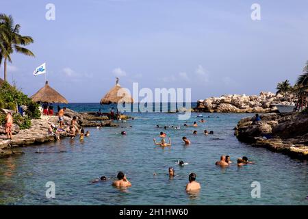 XCARET, MEXIKO - 12. AUGUST: Menschen am Strand im Xcaret Park am 12. August 2010 in Xcaret, Yucatan, Mexiko Stockfoto