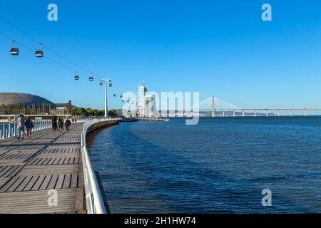 LISSABON, PORTUGAL - 4. OKTOBER 2019: Seilbahnen auf dem Tejo im Parque das Nacoes (Park der Nationen) in Lissabon, Portugal Stockfoto