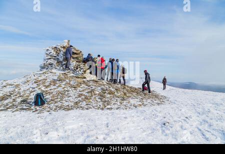 CO KERRY, IRLAND - Februar 4, 2019: die Menschen klettern in den Schnee auf die Brüste von Anu, Co Kerry, Irland Stockfoto