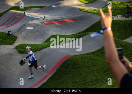 Lissabon, Portugal. Oktober 2021. Eddy Clerte aus Frankreich feiert den Sieg der Red Bull UCI Pump Track World Championships im Parque das Nacoes in Lissabon. Kredit: SOPA Images Limited/Alamy Live Nachrichten Stockfoto